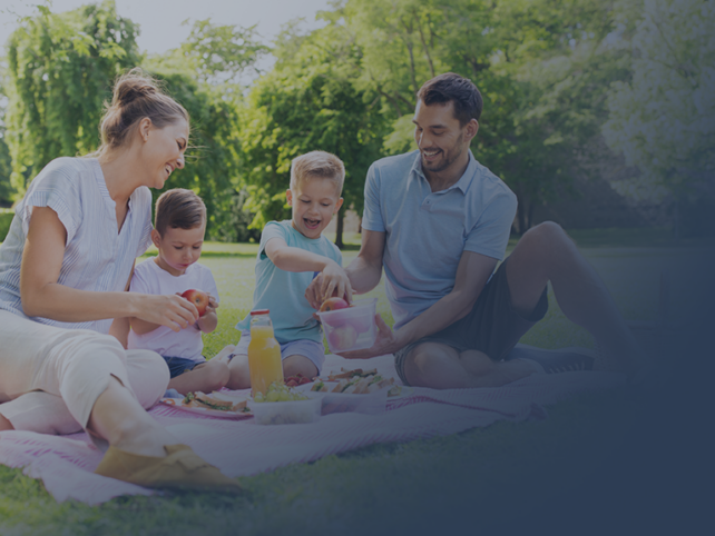 Família aproveitando as férias escolares sem gastar muito